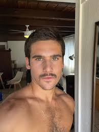 Nicolas Prattes chama atenção com volume ao posar de sunga branca