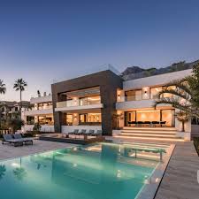 Unique Villa Just Built In Prestigious Urbanization Sierra Blanca This Property Has 2 Floors Extensive Sea Manoirs De Luxe Maisons De Milliardaires Marbella