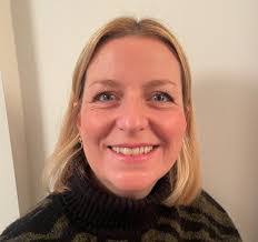 Jen Hill's Instagram, Twitter & Facebook