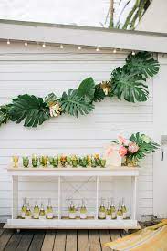 Decoracion con plantas para cumpleaños. Decorar Con Monstera La Planta De Moda Que Querreis Tener Fiesta Tiki Decoracion De Unas Decoracion De Fiesta