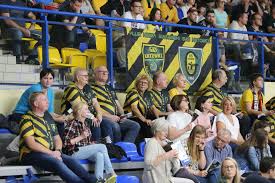 Piłkarze trenera rafała góraka wygrali z bezpośrednim rywalem do awansu i zrobili duży krok w kierunku wywalczenia bezpośredniej promocji do fortuna 1. Gks Katowice Asseco Resovia 3 2 Zdjecia Kibicow Wielkie Emocje W Hali W Szopienicach Euforia Po Zwyciestwie Gieksy Dziennik Zachodni