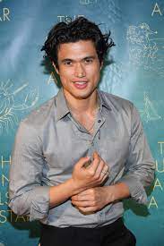 Bekar, aşk, arkadaş ve aile. Charles Melton Found His Doppelganger Celebrity Doppelgangers
