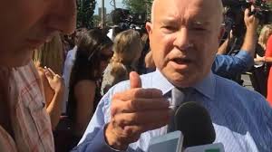 Frank Calzón durante una protesta en Washington tras la apertura de la  embajada cubana en el DC Cubanet