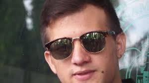 Sambil Nongkrong, Stuart Collin Bermanja Ria di Bahu Selebgram Cantik