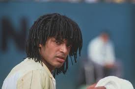 Remise de la coupe par marcel bernard, noah pleure, brandit le trophée. Yannick Noah Der Entertainer Tennis Magazin