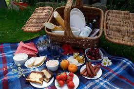 Picnic definition, an excursion or outing in which the participants carry food with them and share a meal in the open air. Stadtspiel Dresden Mit Picknick Von Koch Selbst Neustadt Kids Stadtspielbox Aus Karton Fur 2 Personen Pn 0101 4