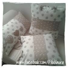 Cuscini fai da te , un modo originale e creativo per abbellire e rinnovare il salotto senza spendere troppi soldi. Cuscini Shabby Cuscini Applique Cuscini Decorativi Cuscini