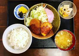 hidekiさんはinstagramを利用しています インスタで見たまるさか洋食堂を探して一乗寺まで来たのに この日まで夏休み 目の前にある餅屋さんのショーウィンドウを覗いて お赤飯やら餡ころ餅を見ながら 中のメニューを探っていると おばあちゃんが food