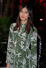 Gemma epitomizes the off duty model look and blends in just a touch of classy yet effortless, almost regal influence in her style. Gemma Chan Stuns In Tropical Print Dress At Fashion Party Daily Mail Online