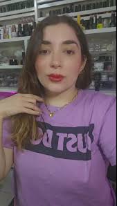 Reflexión sobre el consumismo desde una perspectiva de arte en uñas