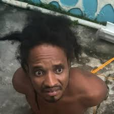 𝐇𝐚𝐠𝐮𝐞 𝐫𝐞𝐬𝐢𝐝𝐞𝐧𝐭𝐬 𝐚𝐬𝐬𝐢𝐬𝐭 𝐏𝐨𝐥𝐢𝐜𝐞 𝐢𝐧  𝐜𝐚𝐩𝐭𝐮𝐫𝐢𝐧𝐠 𝐚𝐫𝐦𝐞𝐝 𝐫𝐨𝐛𝐛𝐞𝐫𝐲 𝐬𝐮𝐬𝐩𝐞𝐜𝐭 -- 𝒉𝒖𝒏𝒕  𝒐𝒏 𝒇𝒐𝒓 𝒕𝒉𝒓𝒆𝒆 𝒂𝒄𝒄𝒐𝒎𝒑𝒍𝒊𝒄𝒆𝒔 Residents of Hague, West  Coast Demerara, yesterday assisted the Police in ...