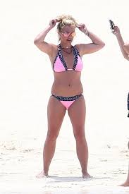 Britney se rend a la plage pour une séance bronzette mais les paparazzis sont bien entendus là !!vous la découvrirez en train de signer des autographes.enfin.une vie public,une vie normale. Britney Spears Does Cartwheels On The Beach In A Pink Bikini After Revealing 3lb Weight Loss