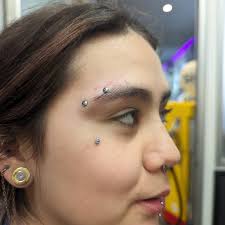 Regular eyebrow piercings kept rejecting so we tried a flat little surface  bar instead ✨ I'm always here for the gals who don't give up 😅 DM me for  projects 💕 @trueaddictiontattoo