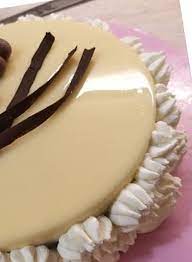 Una squisita glassa al cacao unita a una glassa al gusto di cioccolato bianco già pronta per l'uso, ideale per guarnire in modo facile e originale torte, cake, bigné e pasticcini in modo semplice e veloce. Glassa A Specchio Al Cioccolato Bianco Ricetta Bimby Ricette Di Anna