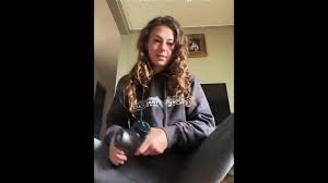 十代のTiktokの女の子が誤ってTikTokライブでマッサージガンで絶頂