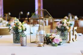 Tischdeko Mit Goldener Laterne Als Centerpiece Hochzeitsdeko Tischdeko Hochzeit Tischdekoration Hochzeit