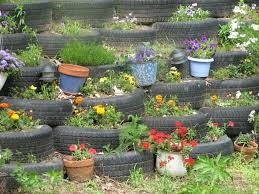 Kreative Gartentipps Pflanzencontainer Aus Alten Autoreifen Kubelpflanzen Gartentipps Kreative Garten Ideen