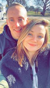 Looking for motivated and sharp individuals to work from 🏡. Must have  excellent customer service skills and disciplined to create their own  schedule. No experience needed, willing to train. Must pass a