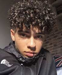 Epingle Par Finepigen Sur Boys Garcons Cheveux Boucles Coiffures Pour Homme Frise Coiffure Homme Cheveux Boucles