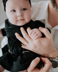 Nos braços do Pablo, Maria Luiza descobriu que amor tem voz, cheiro e riso.  E ele entendeu que a eternidade pode caber num olhar, num toque miúdo, num  instante de paz entre