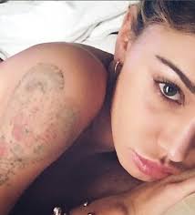 Tatuaggi braccio uomo o tatuaggi uomo braccio sono queste le ricerche che effettuano molti uomini quando intendono fare un tatuaggio al braccio. Belen Senza Veli Su Instagram I Fan Il Tatuaggio Sta Scomparendo