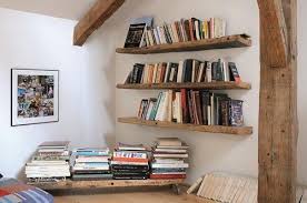 Une Serie D Etageres Qui Tiennent Sans Equerre Et Sont Simplement Vissees Au Mur Avec De Grosses Visses Equerre Etagere Etagere Rustique Etagere Bois Brut
