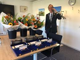 Burgemeester désirée schmalschläger heeft op vrijdagochtend 24 april een groot aantal. Alternatieve Lintjesregen 2020 Drie Koninklijke Onderscheidingen In Uitgeest Uitgeestonline