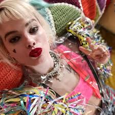 En una ciudad suburbana dos mundos deben convivir cuando llegan los. Harley Quinn Tiene Nueva Pelicula El Escuadron Suicida 2