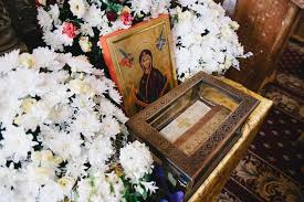 Potrivit traditiei, apostolul toma, nefiind prezent la inmormantarea maicii domnului, a primit sfantul brau ca dovada a invierii si inaltarii ei cu trupul la cer. Braul Maicii Domnului A Fost Adus La SihÄƒstria Putnei Cu Prilejul Hramului Basilica Ro