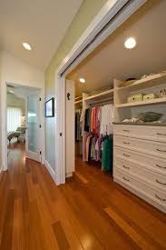 Ihre frau möchte gerne einen begehbaren kleiderschrank im zimmer haben? Begehbarer Kleiderschrank Dachschrage Tolle Tipps Zum Selberbauen Master Suite Remodel Attic Master Bedroom Closet Designs