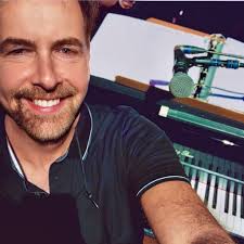 The gangs all here. David Lindley, Don Henley, Don Felder, Linda Ronstadt,  Glenn Frey, Jerry Brown, Randy Meisner, Dan Fogelberg, Joe Walsh, Jackson  Browne. 🥇