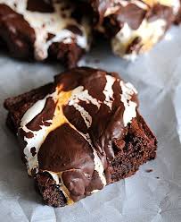 Hot Mess Brownies Fudge Brownies Topped With Marshmallow Fluff Salted Caramel Sauce And Chocolate Baking Pinterest Chocolat Dessert And Recette Desse
