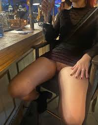Flash de buceta upskirt no bar