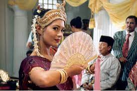 The story continues after the pontianak (banshee/vampire) has avenged her death by eliminating her murderer (marsani) and his entire bloodline. Film Szenenbild Bilder Pontianak A Scent Of Tuberose Pontianak Harum Sundal Malam 2004 Movies Outnow
