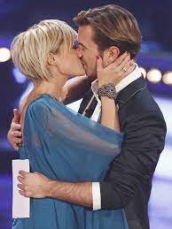 Helene Fischer Und Florian Silbereisen Der Schone Kuss Im Fernsehen Wunderweib Helene Fischer Frisur Helene Fischer Haare Helene Fischer Kurze Haare
