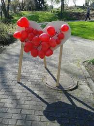 Unser team besteht großteils aus aktiven hochzeitsdienstleistern und wir machen die hochzeits planung endlich einfach. Herzchen Luftballon Darthspiel Nach Dem Standesamt Der Hochzeit Gefullte Ballons Machen Es Spannender Uberraschung Hochzeit Luftballons Hochzeit Hochzeit