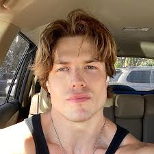 Brett Maverick's Instagram, Twitter & Facebook