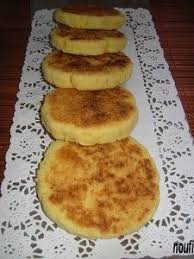 Galettes Marocaines A La Semoule Moyenne Et Eau De Fleur D Oranger La Cuisine De Noufi Moelleux Au Chocolat Facile Dessert Marocain Dessert Semoule