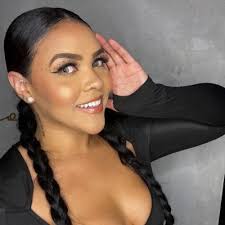 Dora Araujo✨ (@DorahAraujo)