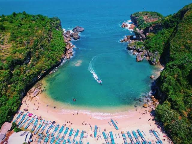 Pantai Ngrenehan difoto dari ketinggian.