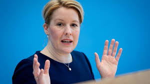 Franziska giffey, who is germany's family minister as well, and raed saleh, who has been the spd's floor leader at the berlin house of representatives for a long time, took over today. Franziska Giffey Soll Angeblich Doktortitel Verlieren