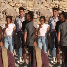 The pair was rocking matching outfits as they perused the stalls, both opting to keep things casual in. Zendaya Y Jacob Elordi Vacacionan En Grecia E Internet Ya Los Shippea Zendaya Style Zendaya Zendaya Coleman