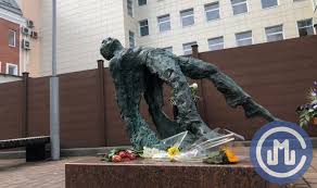 Джордж сигал достиг первого успеха в 1965 году после роли в трагикомедии стэнли крамера «корабль дураков». Skandalnuyu Skulpturu Esenina U Muzeya Poeta V Moskve Uberut 1 Noyabrya Moskva Ru