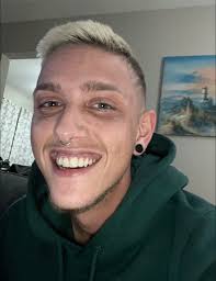 Hey yall! I'm looking to buy alt art Mr. 2 Bon Kurei for 90% TCGplayer if  anyone is selling!