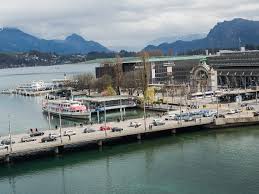 Luzern je mesto vo švajčiarsku.je hlavným mestom rovnomenného kantónu a tiež okresu.leží na severozápadnom konci luzernského jazera pri výtoku rieky reuss a je hospodárskym a kultúrnym centrom regiónu innerschweiz (resp. Datei Seebrucke Reuss Luzern Lu 20170319 Jag9889 Jpg Wikipedia