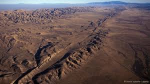 San Andreas Fault California This Is One Giant Fracture On The Earth S Crust Nearly 1 300 Km Long The Fault Li Earthquake San Andreas Fault Plate Tectonics