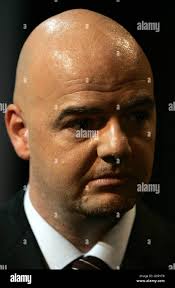 Gianni Infantino, Chief Executive della UEFA, consegna la coppa UEFA al  Provost di Glasgow Liz Cameron durante la consegna della Coppa UEFA e il  pareggio di fase finale Foto stock