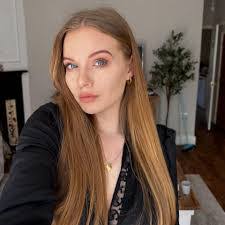 Danielle Knowles's Instagram, Twitter & Facebook