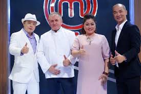 Trong khi đạo diễn trò chuyện với hai nghệ sĩ trẻ, nhân viên hậu trường nhanh chóng tới khoác áo giúp họ chống lạnh, đưa ghế để họ ngồi, chăm sóc chu đáo, ân cần. Masterchef Vn Diá»…n Vien Ä'á»©c Háº£i Khong Phá»¥c Khi Giam Kháº£o Ä'á»ƒ Kiwi Ngo Mai Trang Tháº¯ng