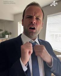 Greta, tu n'as pas oublié pour demain, n'est-ce pas ? » Mon mari, Everett —  ou Rett, comme il insistait à se faire appeler — entra dans la pièce en  ôtant